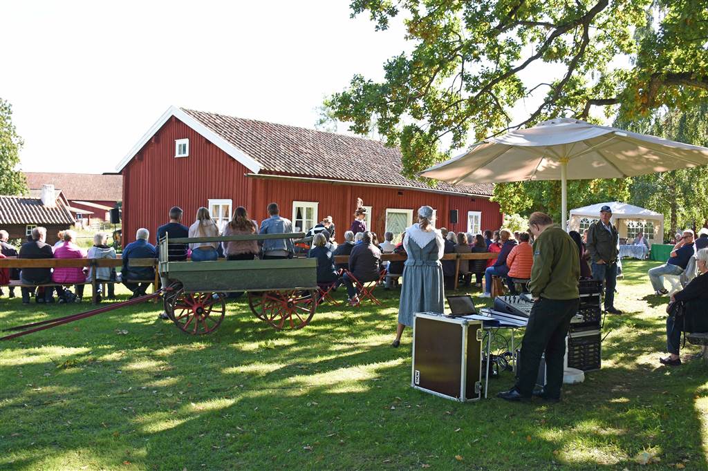 Under Skördefesten spelades teater i hembygdsparken om teosoftiden...